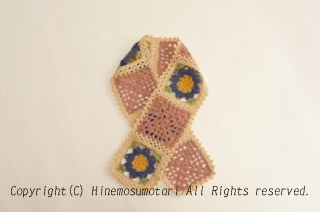 モチーフニットのマフラー