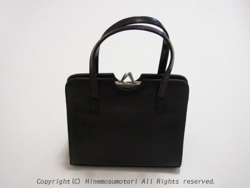 黒の本革ハンドバッグ