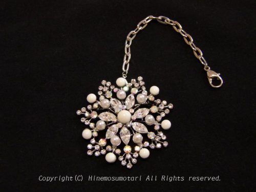 雪の結晶のブローチ